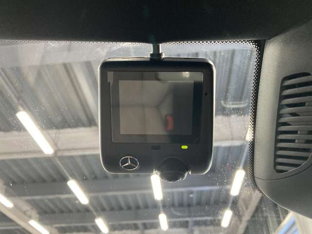 メルセデス・ベンツあざみ野店では中古車専任スタッフが9名以上在籍しております。平日もフル稼働で、お客様をお迎えできる準備を整えておりますので、お気軽にご来店下さい。