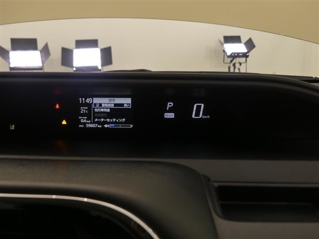 【メーターパネル・マルチインフォメーションディスプレイ】右側の見やすい数字表示式メーターで運転をサポート！　・　左側の画面で車両に関するさまざまな情報を表示したり、設定したりすることができます。