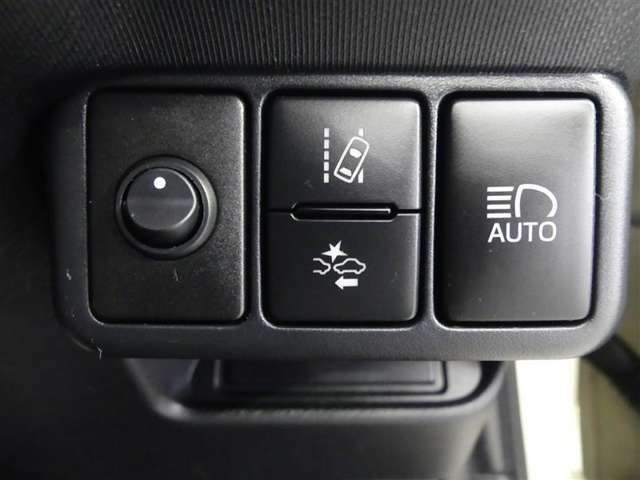 【先進ライト・車線逸脱警報・衝突回避被害軽減スイッチ】予防安全装備つきで、安全なドライブをサポートします！　スイッチでON/OFF切替えできるので、必要に応じて切替えてください。