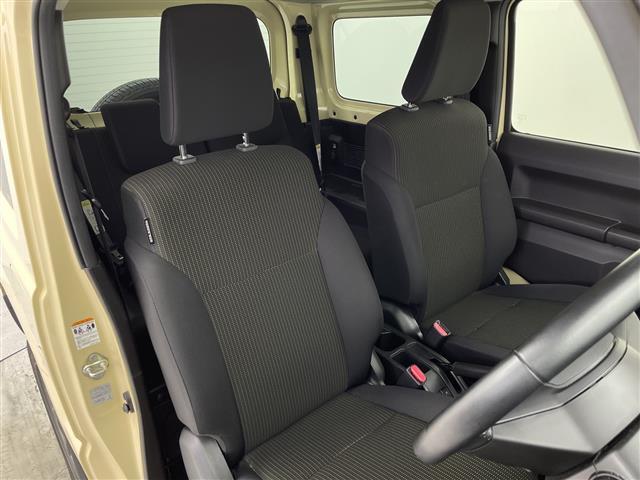 【運転席】座り心地が良いシートなので長時間の運転でも快適にお過ごしいただけます。新品のフロアマットのご注文も可能です。掲載箇所以外にご希望の写真がございましたらお気軽にお問い合わせ下さい。