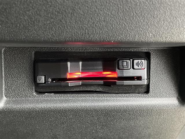 【ETC】有料道路を利用する際に料金所で停止することなく通過できる、ETC車載器（ノンストップ自動料金収受システム機器）が装備されています。セットアップを行うことで利用可能になります。