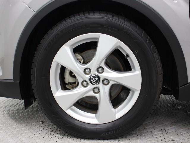 純正アルミホイールは精度が高く、走行の安定性が優れています。タイヤサイズ215/60R17