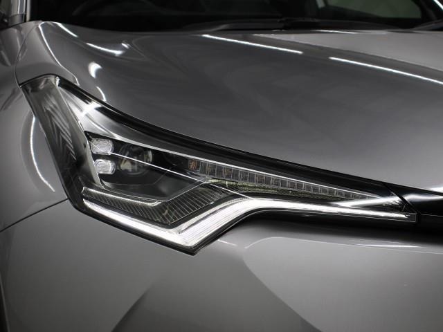 すべての光源をLED化した大型ヘッドランプ(オートレベリング機能付Bi‐Beam LEDヘッドランプ+LEDクリアランスランプ+LEDシーケンシャルターンランプ+LEDデイライト)を装備しています。