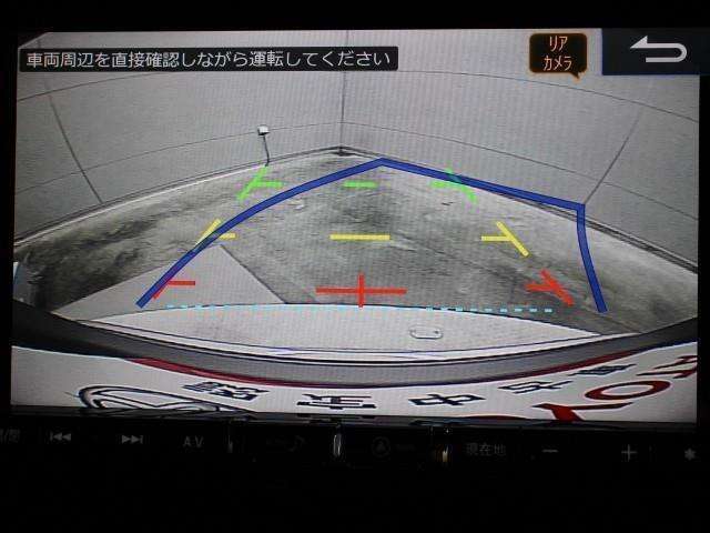 目視では確認しづらい車両後方を表示するカラーバックモニターが装備されています。スムーズな車庫入れや縦列駐車をサポートします。
