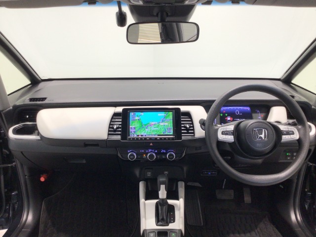 【前方視界】開放的な前方視界！運転がしやすく疲れにくいです♪窓が大きく、見通しがとっても良いおクルマですよ♪