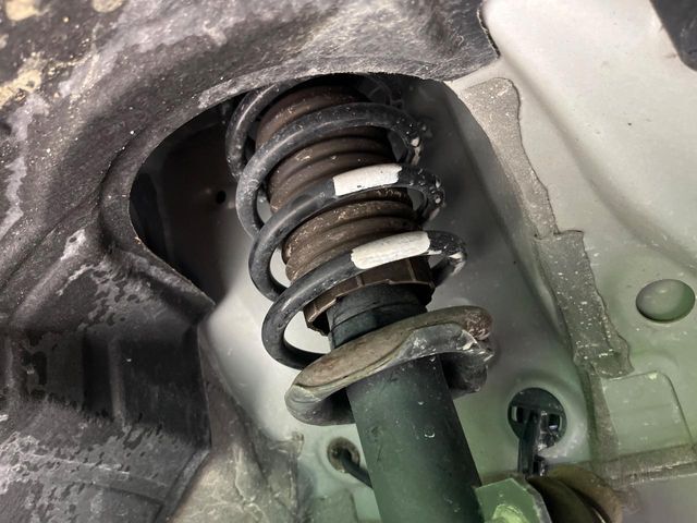 お車を安心してお乗りいただく為には、足回りの定期点検が欠かせません。サービスサポート（有償保証）では無料点検もご提供しており、安心のカーライフをお過ごしいただけるサポート体制が整っています。