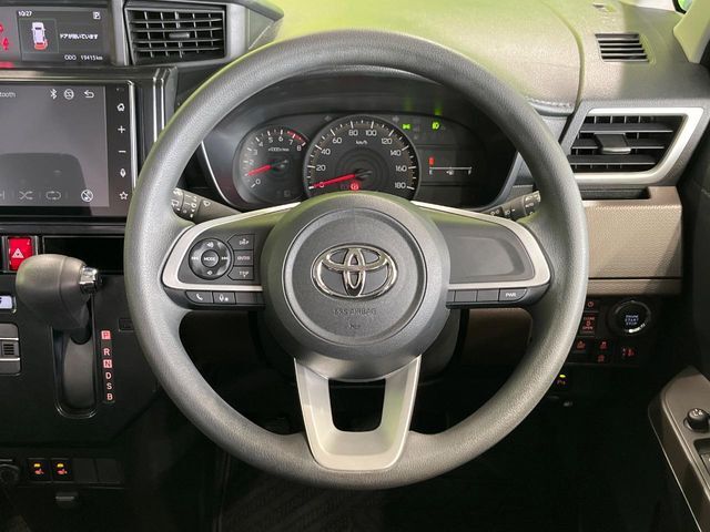 インテリアに合わせたデザインのステアリングは、運転される方のことも考え、運転しやすい形状、大きさです。是非一度、実際に触ってお確かめください。