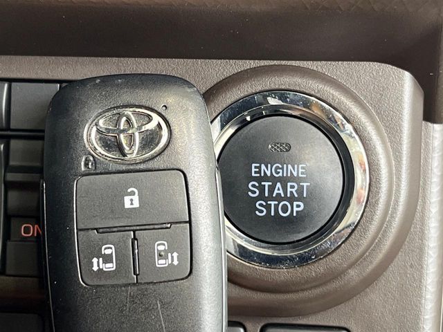 【スマートキー】カバンやポケットに入れたままでもドアの施錠・解錠が可能なスマートキーを装備。エンジンのオン・オフ時もカギを取り出す必要が無いからとっても便利です♪