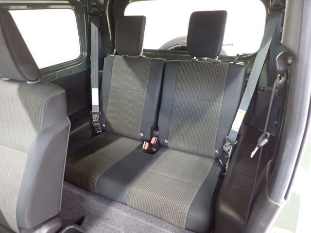 左右独立して12段階のリクライニングができるため、長時間のドライブでもリラックスした姿勢で過ごせます。