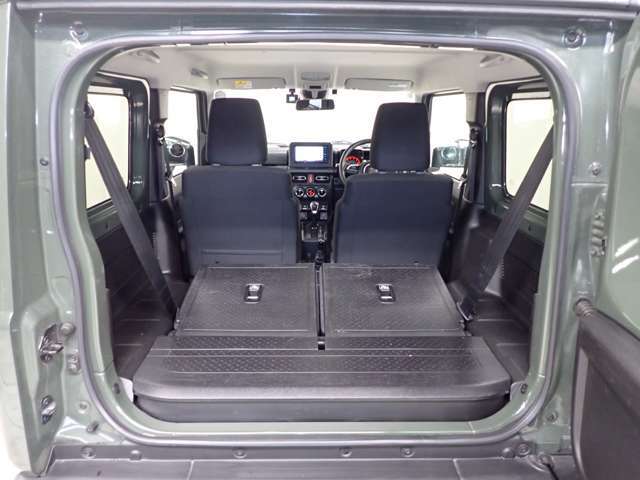 後席シートを前に倒すとこんなに広々！大きな荷物がある場合や、荷物が多くなった時でも安心して詰め込めますね！