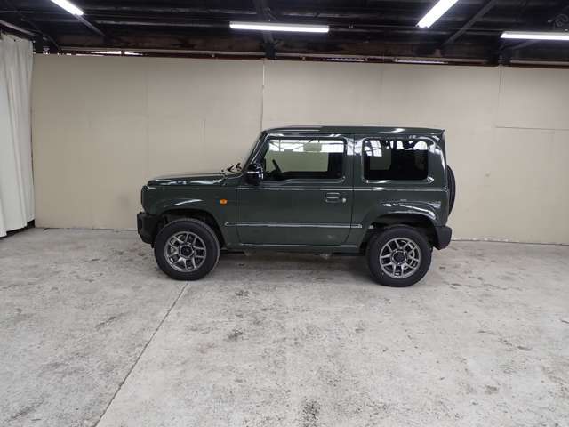 エンジンをフロントタイヤ前端より後方に配置したFRレイアウト。険しい凹凸を越えていくために必要なアプローチアングルを確保する、本格4WDの原点です