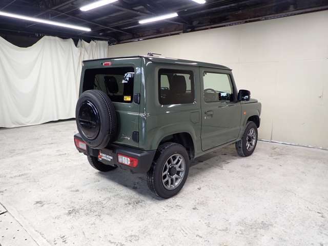 左右の車輪をダイレクトにつなぐリジッドアクスル式サスペンションは、一般的な乗用車の独立懸架式サスペンションに比べて、凹凸路で優れた接地性と大きな対地クリアランスを確保できます。