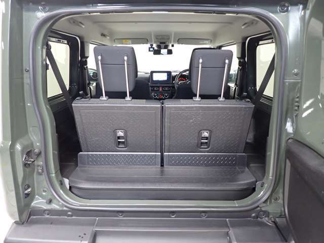 リアゲートも大きく開くので、荷物の出し入れも簡単！大きな荷物がある時や、荷物が多くなった時でも安心して詰め込めますね！