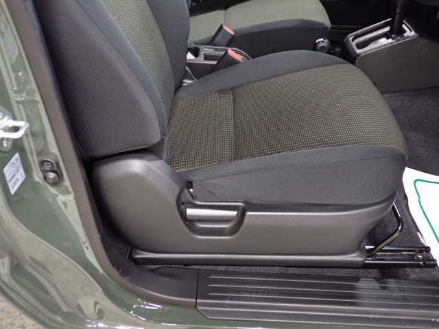 運転席にはレバーでシート高さを調節できるハイトアジャスターを装備☆、体格に合わせた最適なポジションを設定できます