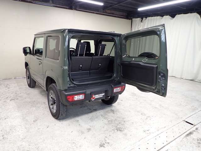 軽い操作で大きく開くフロントドアにより、後席へのアクセスや荷物の積み下ろしもスムーズに行なえます。