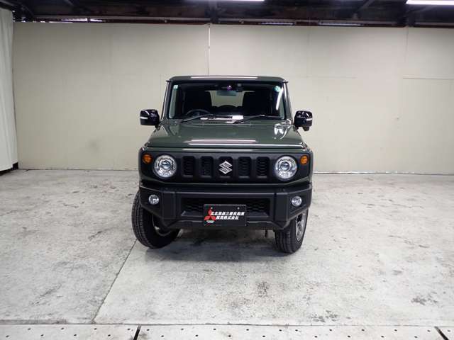 信号待ちなどの停車時に、エンジンを自動的に停止させることでガソリンの消費を抑え、燃費向上に貢献します。