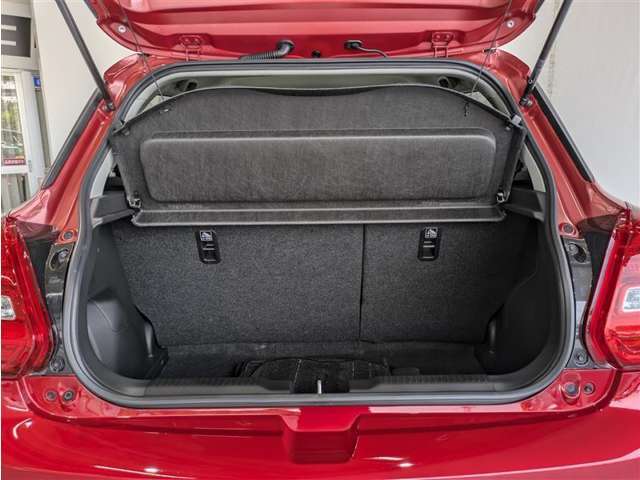 後席使用時でも、十分な荷室空間を確保しております
