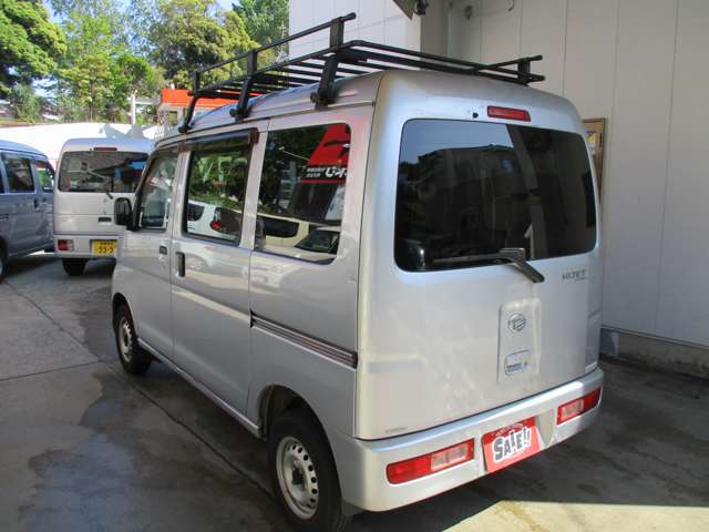 4WD車に関しては、納車整備の段階で下回りの防錆処理（ブラックシャーシ塗装）を行っております。そもそも当社の基準を超すサビや腐食がある車両は仕入れませんのでご安心を！