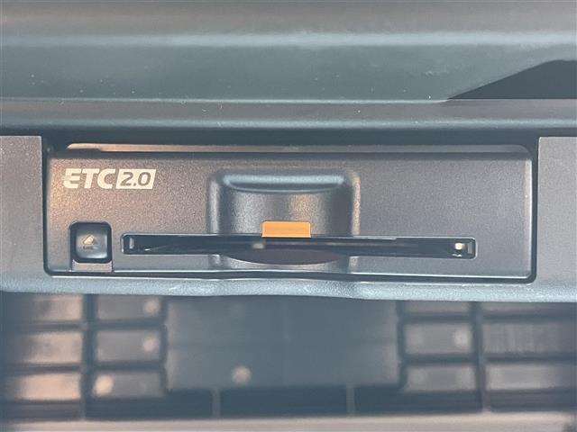 【ETC2.0（DSRC）】ETCカードを挿入すれば料金所はノンストップで通過できます。ETC限定の割引や、高速道路の情報提供サービスを利用できます。