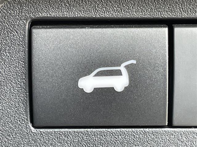 【パワーバックドア】荷物を抱えた状態でもスイッチ操作によるリアゲートの開閉が可能です☆お買い物時やアウトドアの際に役立ちますね♪