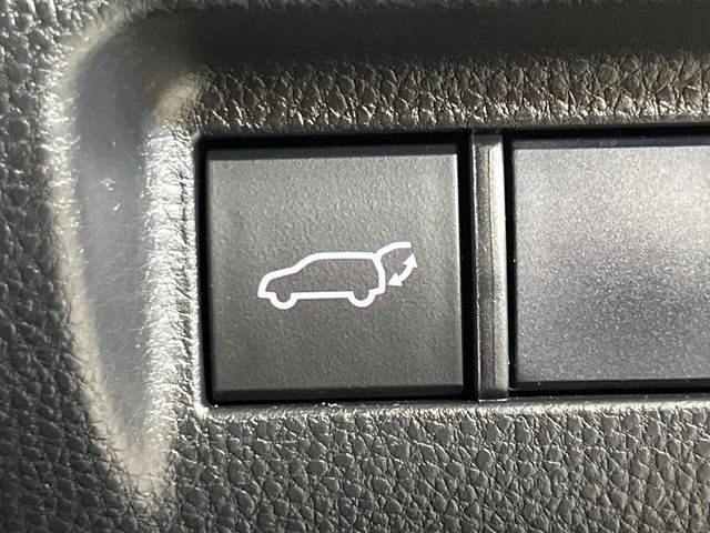 【ハンズフリーパワーバックドア】リアバンパー下部に足先を出し入れするだけでバックドアが自動で開閉♪両手が荷物でふさがっている時でもラクラク開閉操作が行えます！