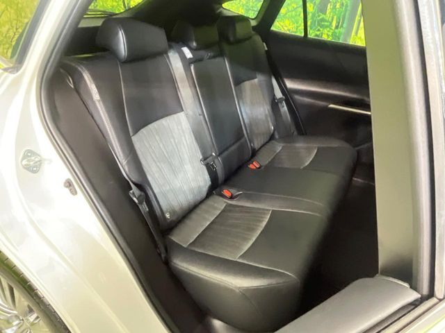 広々とした2列目シートは居住性が高く、居心地も快適！友達や家族とのお出かけにぴったりです。ベビーシートやチャイルドシート使用時も快適にお過ごしいただける十分な空間を確保しています。
