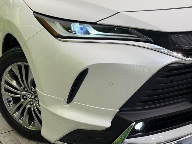 【LEDヘッドライト】悪天候や夜間走行時も良好な視界を確保し安心して運転できる高輝度LEDヘッドライトを装備！点灯速度が早く、消費電力も抑えられています。