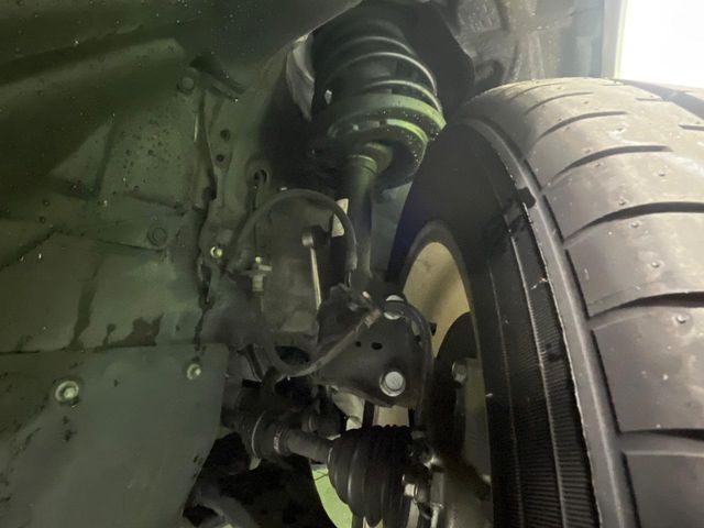 お車を安心してお乗りいただく為には、足回りの定期点検が欠かせません。サービスサポート（有償保証）では無料点検もご提供しており、安心のカーライフをお過ごしいただけるサポート体制が整っています。