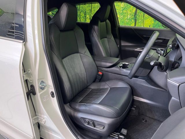 運転席まわりには十分なスペースがあり、大柄な方でもゆったり運転していただける環境です。
