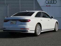 随所に施したクローム調のパーツによるスタイリングがスポーティネスに磨きをかけ、パフォーマンスへの自信を表します。