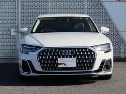 AUDIの特徴シングルフレームグリルは力強さとエレガントな雰囲気を醸し出します。