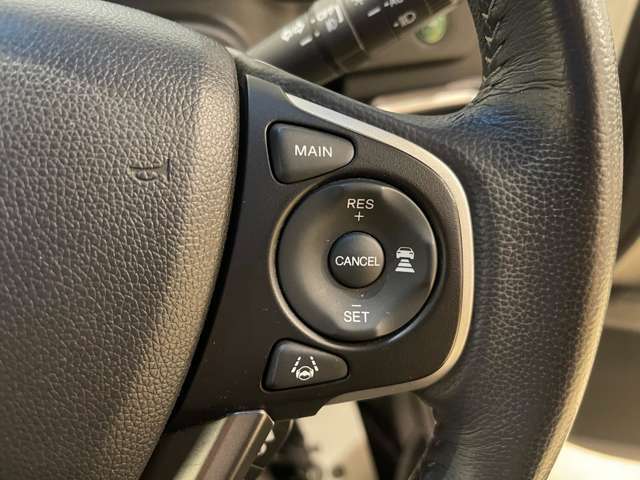 運転中にも操作が可能なステアリングリモコンついてます。