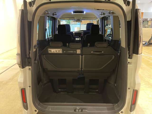 テールゲートを縦開きして、3列目を出した状態でも、奥行きのある荷室なので、ベビーカー等、お好きな荷物が収納できます。