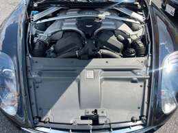 5935cc V12の心臓は(エンジン)は、450馬力(カタログ値)を誇ります。それでいて前後重量比50：50という理想的なバランスを実現しています。