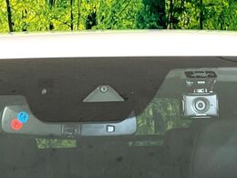 【スマートシティブレーキサポート】低速走行中に前方の車両等を認識し、衝突しそうな時は警報とブレーキで衝突回避と被害軽減をアシスト。より安全にドライブをお楽しみいただけます。