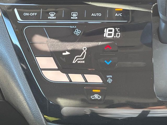 【オートエアコン】一度お好みの温度に設定すれば、車内の温度を検知し風量や温度を自動で調整。暑い…寒い…と何度もスイッチ操作をする必要はありません。快適な車内空間には必須の機能ですね♪