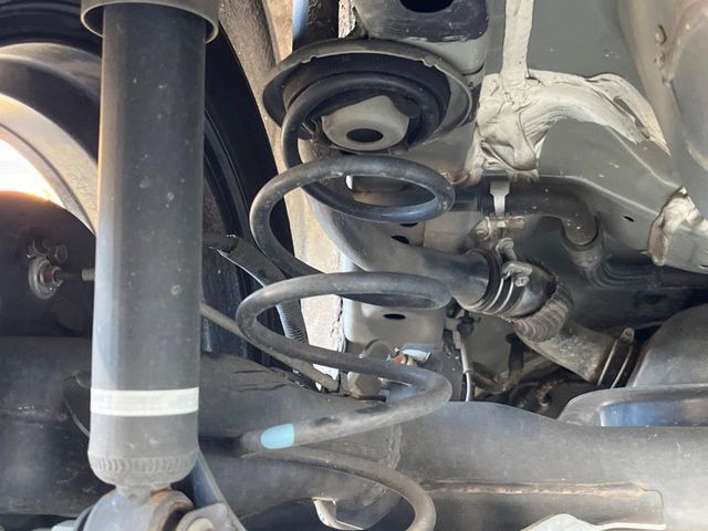 お車を安心してお乗りいただく為には、足回りの定期点検が欠かせません。サービスサポート（有償保証）では無料点検もご提供しており、安心のカーライフをお過ごしいただけるサポート体制が整っています。