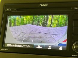 【バックカメラ】駐車時に後方がリアルタイム映像で確認できます。大型商業施設や立体駐車場での駐車時や、夜間のバック時に大活躍！運転スキルに関わらず、今や必須となった装備のひとつです！
