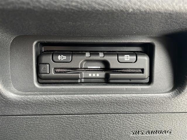 【ETC】有料道路を利用する際に料金所で停止することなく通過できる、ETC車載器（ノンストップ自動料金収受システム機器）が装備されています。セットアップを行うことで利用可能になります。