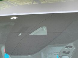 【スマートブレーキサポート】走行中に前方の車両等を認識し、衝突しそうな時は警報とブレーキで衝突回避と被害軽減をアシスト。より安全にドライブをお楽しみいただけます。