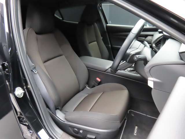 運転席のドアを開け、乗り込む際のイメージです。