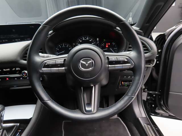 運転席にお座りになった際のイメージです。視界やシートの座り心地にポジション、各装備へのアクセスのしやすさ等、実際に触れてお確かめください。