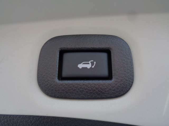 【オートバックドア】ボタン1つでバックドアの開閉が可能です♪　足先を入れて引く動作でハンズフリーセンサーによる開閉もできます！！