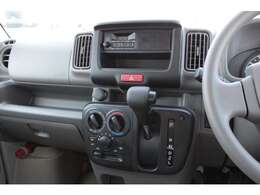 インパネシフトですので、足元ゆったり、広々快適です♪助手席へのウォークスルーも楽々可能！