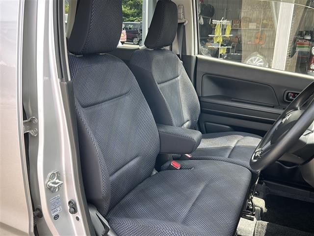 運転席のシートはきれいでゆったりしています。ゆったりとした空間で座り心地の良い椅子です。