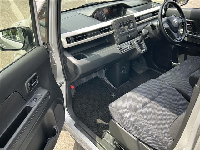 【パワーウィンドウ】運転席についている窓のスイッチは各窓の開閉をボタン一つで行うことができます。