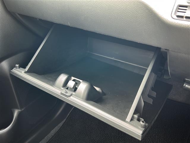 助手席前にあるふた付きの収納を「グローブボックス」と言います。車検証などを収納しておく場所として使われることが多い場所です。