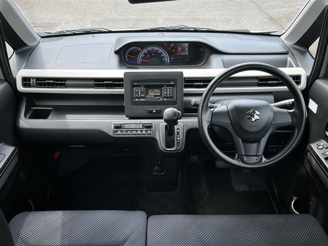 コックピット内の全体像です。運転席・助手席付近の様子を掲載しております♪