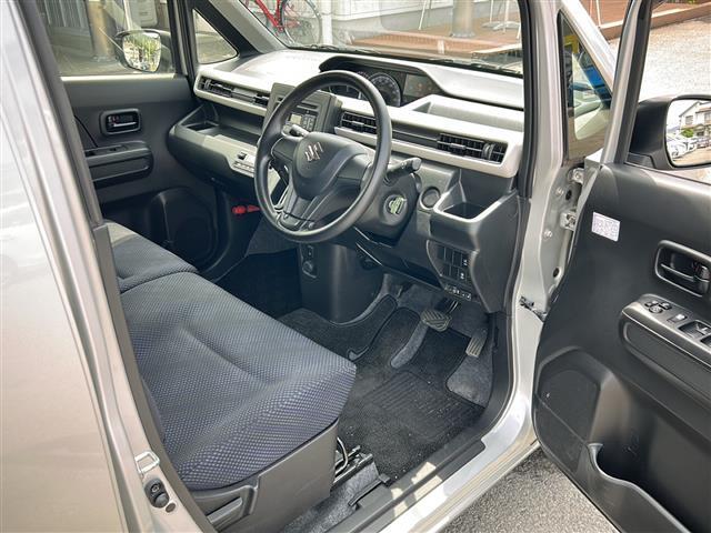 【パワーウィンドウ】運転席についている窓のスイッチは各窓の開閉をボタン一つで行うことができます。