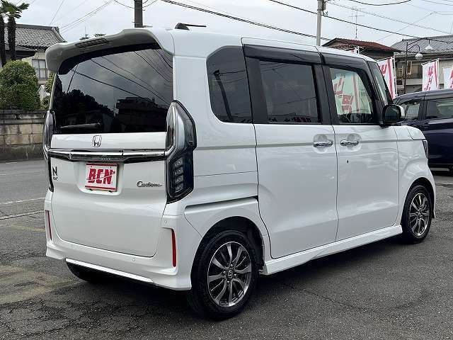内装はルームクリーニング（室内清掃）後の納車となります♪♪　外装ももちろん磨き後の納車となります！！　プロスタッフがまごころ込めて仕上げます！！